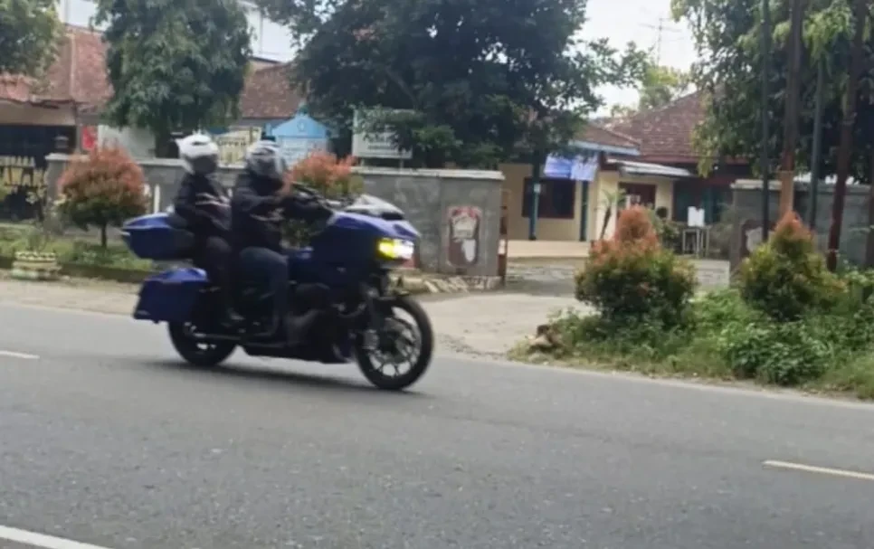 salah satu moge saat melintas di depan kecamatan Bawang