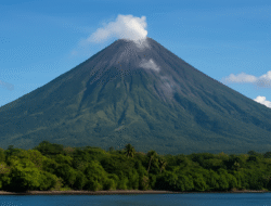 Erupsi Gunung Lewotobi Laki-laki Ganggu Penerbangan ke Bali, Bandara di Maumere Ditutup Sementara