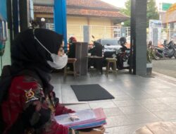 staf Notaris TS, dengan berkas yang dibawanya di kantor BPN